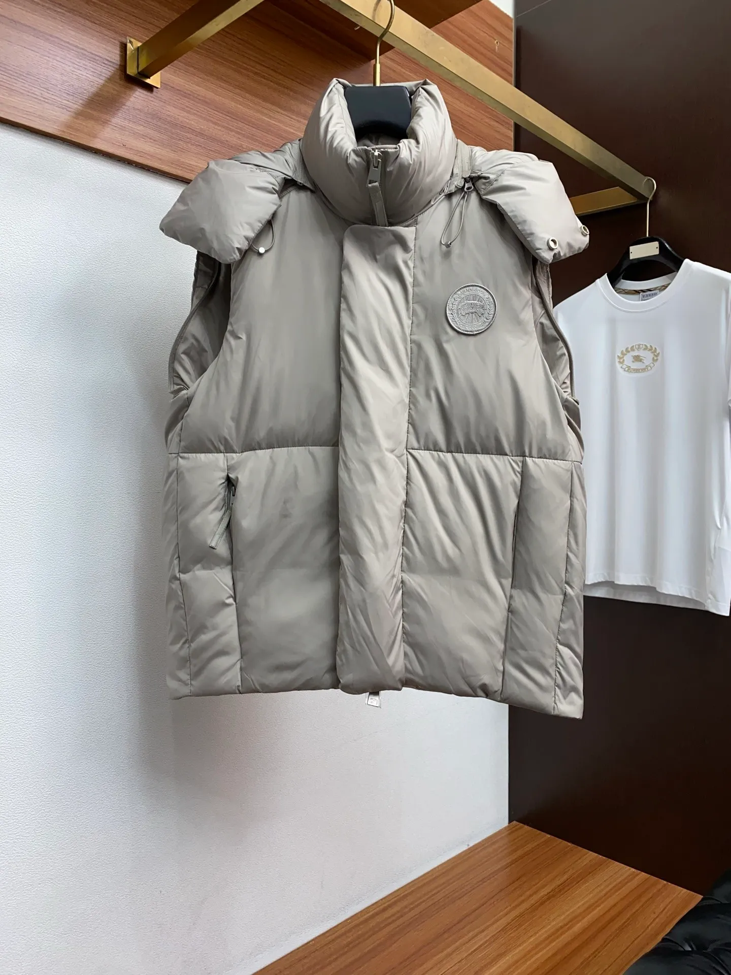 P1400 [Zhang Linghe’s latest top-grade down-filled Canada Goose model] Hooded, removable hood! The original custom-woven lightweight square technology three-proof fabric is windproof, rainproof and friction-proof. It is made of 400D gallbladder Zhengerbajing national standard 90 white duck down. When it is inserted inside, it will be more fluffy and temperature-locking. The whole piece can be stored and folded! ! The embroidered logo on the left chest is a topographic map of Canada, lifelike and perfectly restored. It is embroidered with high-density colored yarn using imported embroidery machines from Bai Lingda. In particular, the sleeves are detachable, making it especially suitable for areas with unstable climate. The washing and labeling are all based on the latest version, and the customized washing labels are equipped with laser anti-counterfeiting labels! ! And the position of the wash water mark is synchronized according to the 25-year new hidden design process. The wash water mark is all hidden inside and can be seen in the detailed picture. What you see is what you get! ! Color graphite gray, black Size xs s m L xl